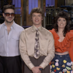 Connor Storrie fica com Sarah Sherman na promoção do SNL