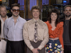 Connor Storrie fica com Sarah Sherman na promoção do SNL Connor Storrie fica com Sarah Sherman na promoção do SNL