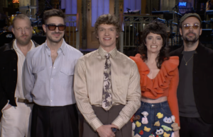 Connor Storrie fica com Sarah Sherman na promoção do SNL Connor Storrie fica com Sarah Sherman na promoção do SNL