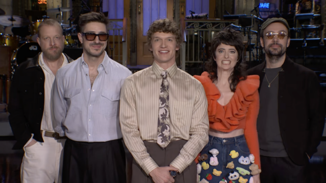 Connor Storrie fica com Sarah Sherman na promoção do SNL Connor Storrie fica com Sarah Sherman na promoção do SNL