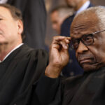 ARQUIVO - Nesta foto de arquivo de 8 de outubro de 2018, o presidente Donald Trump, no centro, ouve o juiz aposentado da Suprema Corte, Anthony Kennedy, à direita, empossar cerimonialmente o juiz da Suprema Corte, Brett Kavanaugh, à esquerda, na Sala Leste da Casa Branca, em Washington. A esposa de Kavanaugh, Ashley, observa, a segunda da direita com as filhas Margaret, à esquerda, e Liza. (Foto AP / Susan Walsh, Arquivo)