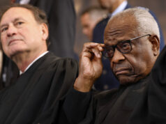 Conservadores da Suprema Corte expõem suas queixas em dissidência tarifária ARQUIVO - Nesta foto de arquivo de 8 de outubro de 2018, o presidente Donald Trump, no centro, ouve o juiz aposentado da Suprema Corte, Anthony Kennedy, à direita, empossar cerimonialmente o juiz da Suprema Corte, Brett Kavanaugh, à esquerda, na Sala Leste da Casa Branca, em Washington. A esposa de Kavanaugh, Ashley, observa, a segunda da direita com as filhas Margaret, à esquerda, e Liza. (Foto AP / Susan Walsh, Arquivo)