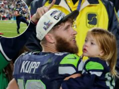 Cooper Kupp ri pela última vez com o anel do Super Bowl 2026 após a polêmica separação dos Rams Cooper Kupp, do Seattle Seahawks, com boné e camisa de campeonato, segurando sua filha com sua esposa Anna Croskrey parcialmente visíveis atrás dele.