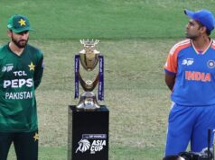 Copa do Mundo T20: Como as relações entre Índia e Paquistão foram de mal a pior O capitão da Índia, Suryakumar Yadav (E), caminha após o lance enquanto seu homólogo do Paquistão, Salman Agha, assiste antes do início da partida internacional de críquete Super Four Twenty20 da Asia Cup 2025 entre Índia e Paquistão, no Estádio Internacional de Dubai, em Dubai, em 21 de setembro de 2025. (Foto de Sajjad HUSSAIN / AFP)