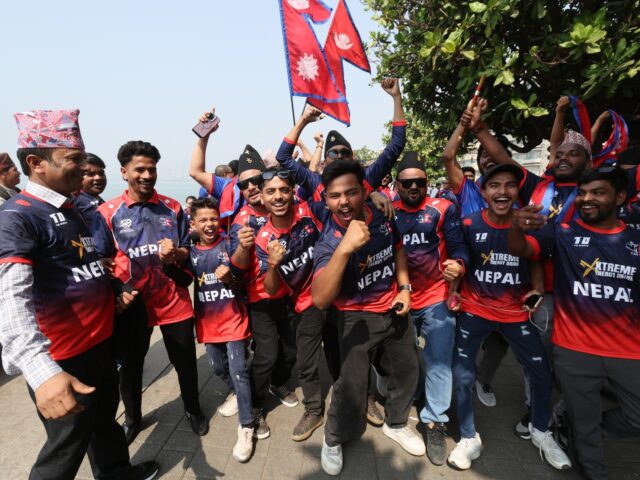 MUMBAI, ÍNDIA - 08 DE FEVEREIRO: Torcedores torcem durante a partida da Copa do Mundo T20 Masculina da ICC Índia e Sri Lanka 2026 entre Inglaterra e Nepal no Estádio Wankhede em 08 de fevereiro de 2026 em Mumbai, Índia. (Foto de Pankaj Nangia/Getty Images)