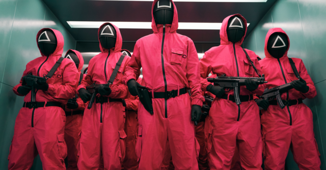 ARQUIVO - BTS chega ao 64º Grammy Awards em 3 de abril de 2022, em Las Vegas. O grupo diz que está reservando um tempo para se concentrar em projetos solo. O grupo de sete membros com sucessos como Butter e Dynamite falou sobre seu futuro em um vídeo postado em 14 de junho, comemorando o aniversário de nove anos de seu lançamento de estreia. (Foto de Jordan Strauss/Invision/AP, arquivo)