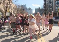 Corredores vestidos com roupas íntimas em Pittsburgh ajudam a arrecadar fundos e conscientizar sobre a condição genética Yahoo news home