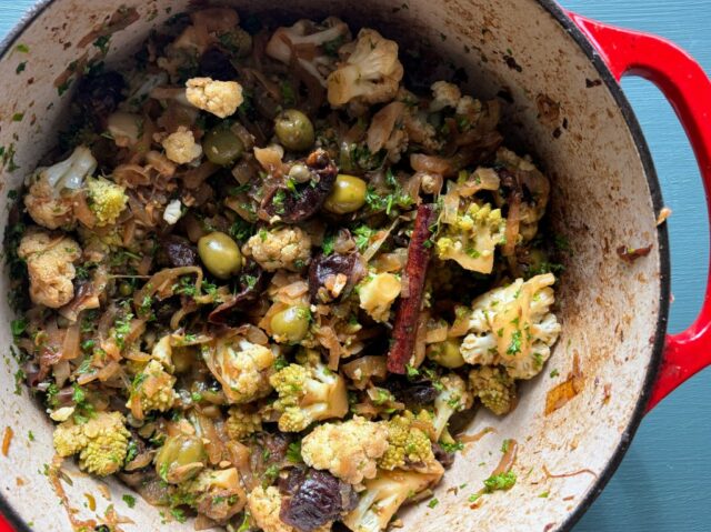 Couve-flor e ensopado marroquino Romanesco é uma refeição de inverno perfeita e vibrante
