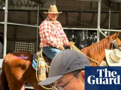 Cowboys, laços e nudez: startups de IA recorrem a acrobacias para chamar a atenção em um mercado lotado Cowboys, laços e nudez: startups de IA recorrem a acrobacias para chamar a atenção em um mercado lotado