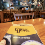 A Cracker Barrel disse aos funcionários para comerem em seus restaurantes em viagens de trabalho e disse que o álcool não será reembolsado a menos que seja pré-aprovado (Getty Images)