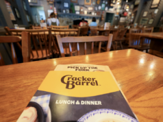 Cracker Barrel apresenta novas regras rigorosas para refeições A Cracker Barrel disse aos funcionários para comerem em seus restaurantes em viagens de trabalho e disse que o álcool não será reembolsado a menos que seja pré-aprovado (Getty Images)