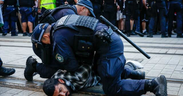 Crescente pressão para o escrutínio da polícia de Sydney após protestos enquanto advogados oferecem ajuda gratuita
