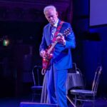 Crítica: Lenda da guitarra rock encanta fãs durante show íntimo na Bay Area