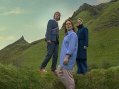 Crítica de How to Get to Heaven From Belfast: imperdível para os fãs de Derry Girls Caoilfinn Dunne, Roisin Gallagher e Sinéad Keenan em