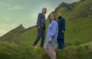 Crítica de How to Get to Heaven From Belfast: imperdível para os fãs de Derry Girls Caoilfinn Dunne, Roisin Gallagher e Sinéad Keenan em