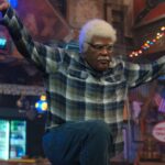 Crítica de 'Joe's College Road Trip': Tyler Perry revela seu avô mau interior em uma comédia hilariante e profana