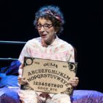 Crítica off Broadway de 'High Spirits': Andrea Martin e Katrina Lenk aprimoram uma verdadeira antiguidade