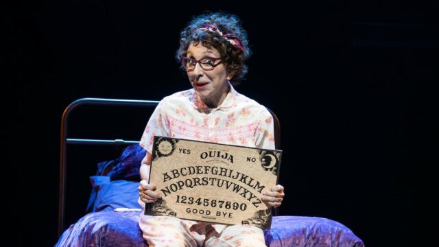 Crítica off Broadway de 'High Spirits': Andrea Martin e Katrina Lenk aprimoram uma verdadeira antiguidade
