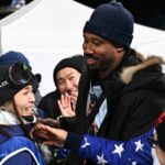 A atleta olímpica Chloe Kim e a estrela dos Browns Myles Garrett confirmam relacionamento com o beijo antes do jogo
