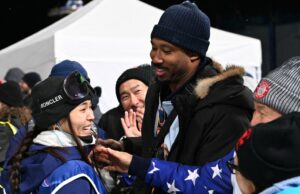 Cronograma de relacionamento da atleta olímpica Chloe Kim e da estrela da NFL Myles Garrett A atleta olímpica Chloe Kim e a estrela dos Browns Myles Garrett confirmam relacionamento com o beijo antes do jogo