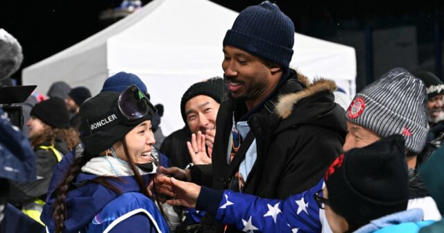 A atleta olímpica Chloe Kim e a estrela dos Browns Myles Garrett confirmam relacionamento com o beijo antes do jogo