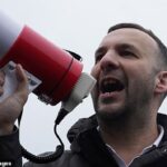 O comportamento do Partido Verde no período que antecedeu a votação de ontem deverá colocar esse partido para além dos parâmetros da decência democrática. Na foto: o líder verde Zack Polanski fora da sede de campanha de seu partido em Manchester na semana passada