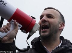 DANIEL HANNAN: Os Verdes Tóxicos tornaram esta a eleição suplementar mais divisiva e perigosa da história britânica O comportamento do Partido Verde no período que antecedeu a votação de ontem deverá colocar esse partido para além dos parâmetros da decência democrática. Na foto: o líder verde Zack Polanski fora da sede de campanha de seu partido em Manchester na semana passada