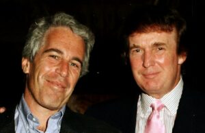 DOJ analisando se os arquivos de Epstein com alegações de Trump foram retidos indevidamente Jeffrey Epstein e Donald Trump em Mar-a-Lago, na Flórida, em 1997.
