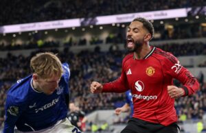 Danny Simpson não se cansa das travessuras de Matheus Cunha contra James Garner durante a vitória do Man Utd Danny Simpson não se cansa das travessuras de Matheus Cunha contra James Garner durante a vitória do Man Utd