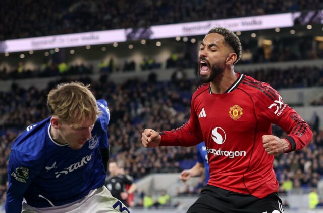 Danny Simpson não se cansa das travessuras de Matheus Cunha contra James Garner durante a vitória do Man Utd
