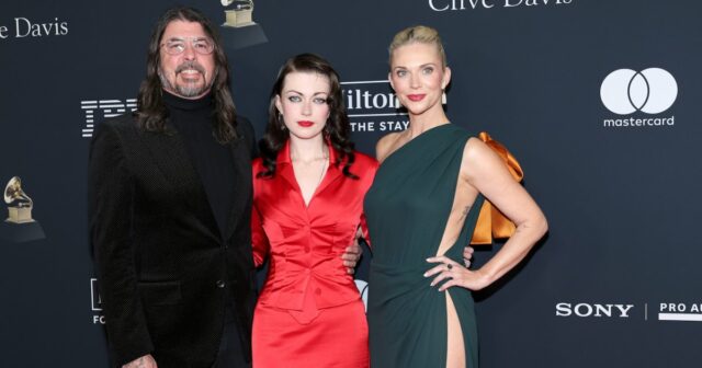 Dave Grohl e Jordyn Blum trazem a filha para a Cronograma de relacionamento de Dave Grohl e esposa Jordyn Blum 836