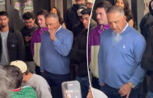 Dave Roberts fuma um charuto enquanto assiste a um concurso de comer asas Dave Roberts fumando um charuto enquanto assistia a um concurso de comer asas.