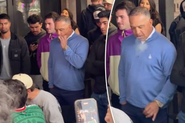 Dave Roberts fumando um charuto enquanto assistia a um concurso de comer asas.