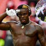 O tight end do Cleveland Browns, David Njoku (85), se aquecendo.