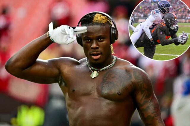 O tight end do Cleveland Browns, David Njoku (85), se aquecendo.