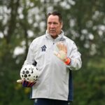 O ex-goleiro Alex Stepney, do Manchester United, posa com David de Gea