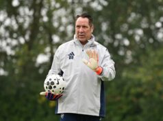 David Seaman explica por que escolheu o Arsenal em vez do Man Utd em 1990, após negociações de última hora O ex-goleiro Alex Stepney, do Manchester United, posa com David de Gea