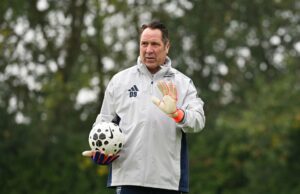 David Seaman explica por que escolheu o Arsenal em vez do Man Utd em 1990, após negociações de última hora O ex-goleiro Alex Stepney, do Manchester United, posa com David de Gea