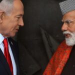 O primeiro-ministro de Israel, Benjamin Netanyahu, cumprimenta o primeiro-ministro indiano Narendra Modi durante uma sessão especial do Knesset