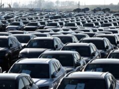 De ‘ladeira escorregadia’ a ‘ameaça existencial’, CEOs do setor automotivo soam alarme sobre a concorrência chinesa O CEO da Rivian, RJ Scaringe, fala no primeiro Dia de Autonomia e IA da empresa, apresentando desenvolvimentos em tecnologia de direção autônoma, em Palo Alto, Califórnia, em 11 de dezembro de 2025. (Reuters/Carlos Barria)