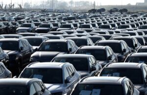 De ‘ladeira escorregadia’ a ‘ameaça existencial’, CEOs do setor automotivo soam alarme sobre a concorrência chinesa O CEO da Rivian, RJ Scaringe, fala no primeiro Dia de Autonomia e IA da empresa, apresentando desenvolvimentos em tecnologia de direção autônoma, em Palo Alto, Califórnia, em 11 de dezembro de 2025. (Reuters/Carlos Barria)