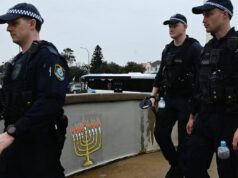 Decisão judicial urgente esperada horas antes do comício pró-Palestina planejado em Sydney O presidente israelense Isaac Herzog (centro) e sua esposa, a primeira-dama de Israel Michal Herzog, com o primeiro-ministro de NSW, Chris Minns, durante sua visita ao Pavilhão Bondi. Praia de Bondi, NSW. 6 de fevereiro de 2026. Foto: Kate Geraghty