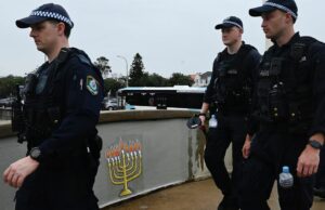 Decisão judicial urgente esperada horas antes do comício pró-Palestina planejado em Sydney O presidente israelense Isaac Herzog (centro) e sua esposa, a primeira-dama de Israel Michal Herzog, com o primeiro-ministro de NSW, Chris Minns, durante sua visita ao Pavilhão Bondi. Praia de Bondi, NSW. 6 de fevereiro de 2026. Foto: Kate Geraghty