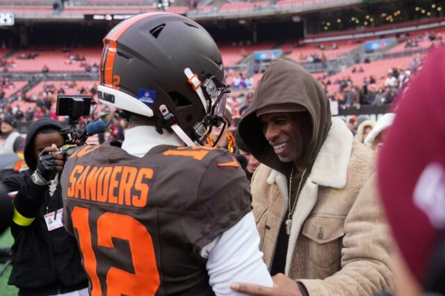 O quarterback do Cleveland Browns, Shedeur Sanders (12), passa contra o Cincinnati Bengals.