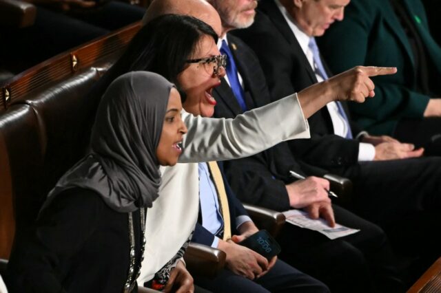 Democratas e Trump trocam golpes durante o momento ardente da Democratas e Trump trocam golpes durante o momento ardente da SOTU: 'Mentiroso'