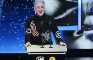 Dentro da sala do BAFTA Awards, organizado por Alan Cumming, além de uma lista completa dos vencedores Dentro da sala do BAFTA Awards, organizado por Alan Cumming, além de uma lista completa dos vencedores