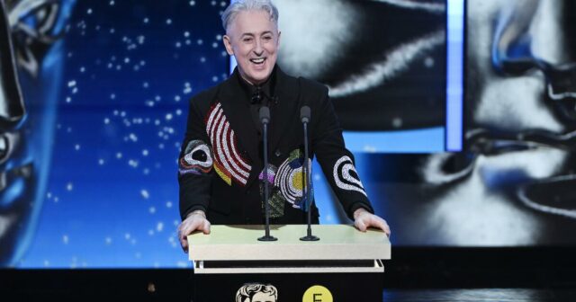 Dentro da sala do BAFTA Awards, organizado por Alan Cumming, além de uma lista completa dos vencedores
