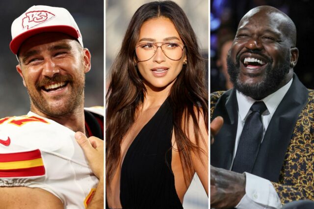 Lala Kent e Ambyr Childers vestindo camisetas vermelhas do Super Bowl 2026, em frente a uma tela exibindo seus 