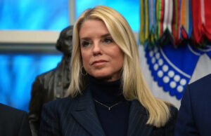 Denúncia de má conduta rejeitada contra juiz que tratou do caso de deportação na prisão de El Salvador Yahoo news home