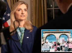 Departamento de Estado identifica Code Pink e outros grupos de extrema esquerda como vetores de operações de influência chinesa A subsecretária Rogers falando ao microfone com uma bandeira americana atrás dela.